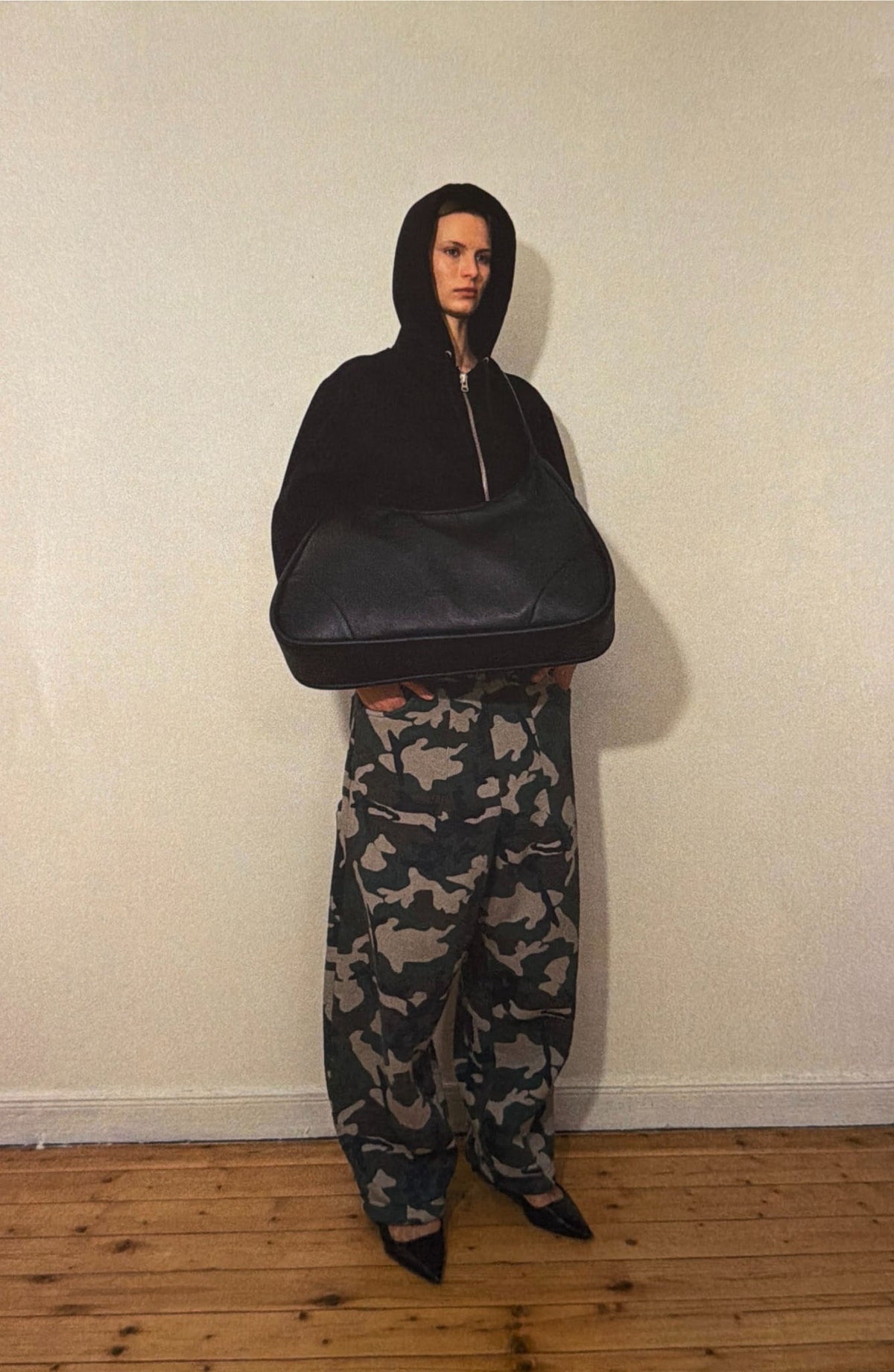 XL SHOULDER BAG — BLACK