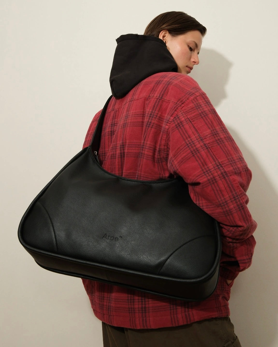 XL SHOULDER BAG — BLACK