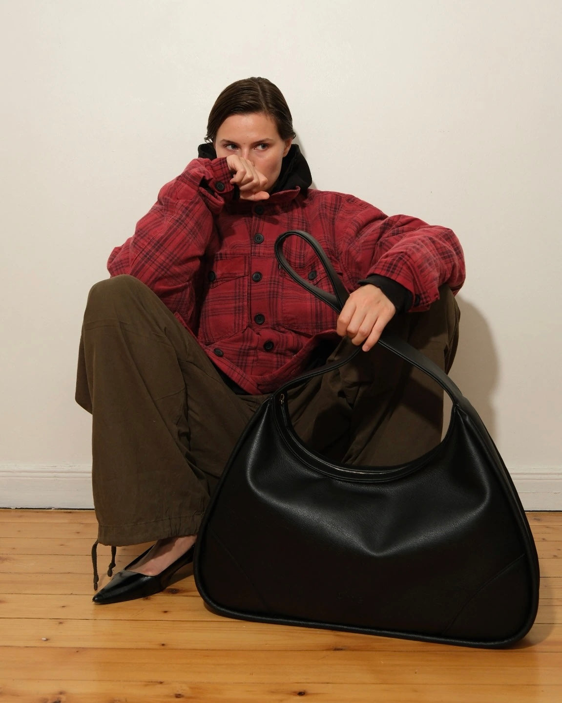 XL SHOULDER BAG — BLACK