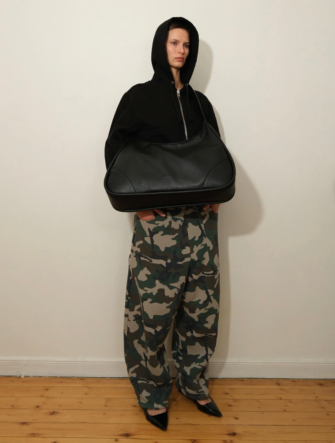XL SHOULDER BAG — BLACK