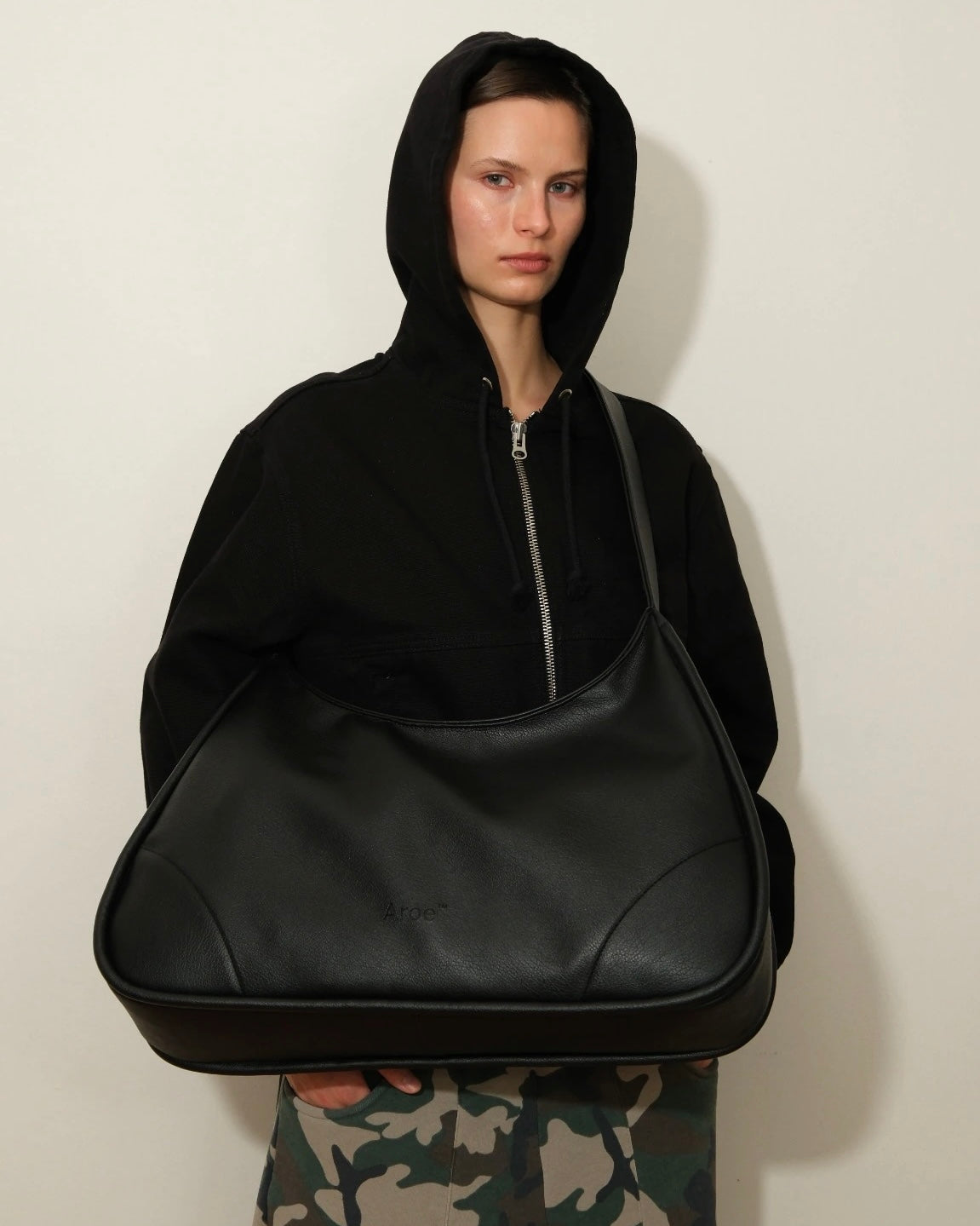 XL SHOULDER BAG — BLACK