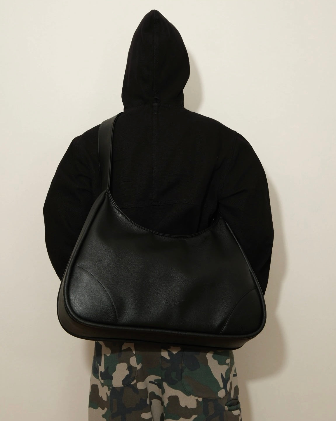 XL SHOULDER BAG — BLACK