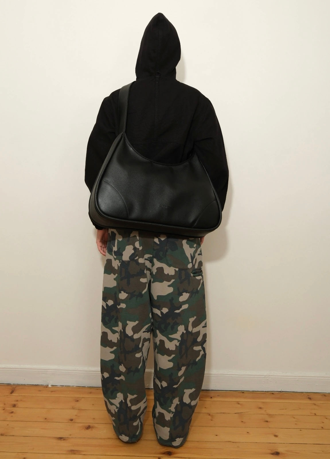 XL SHOULDER BAG — BLACK