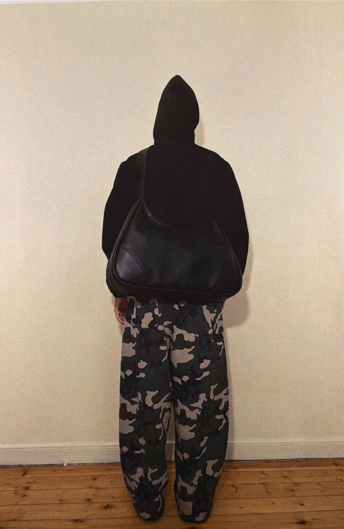 XL SHOULDER BAG — BLACK